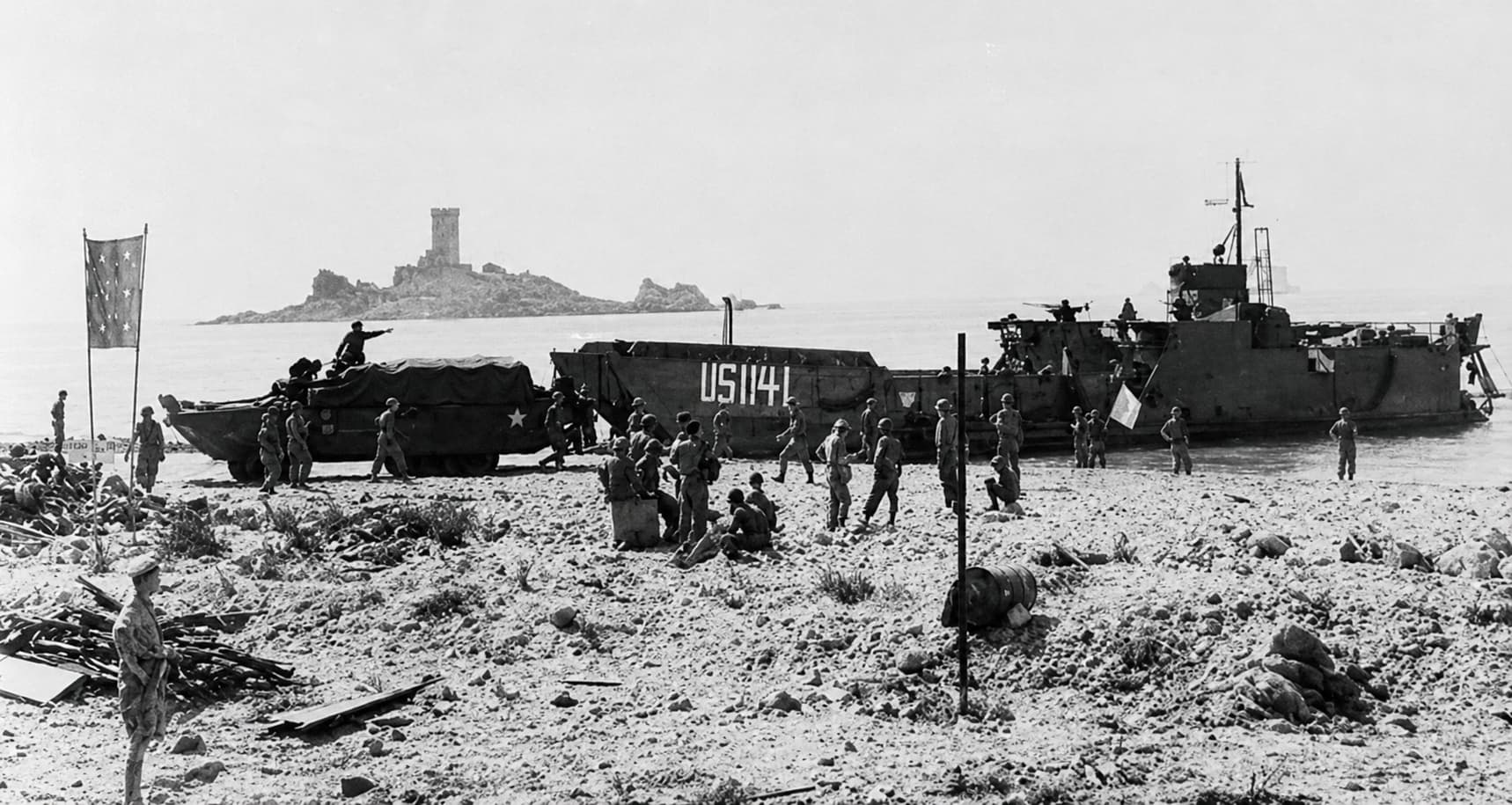 plage-de-debarquement-historique-en-noir-et-blanc